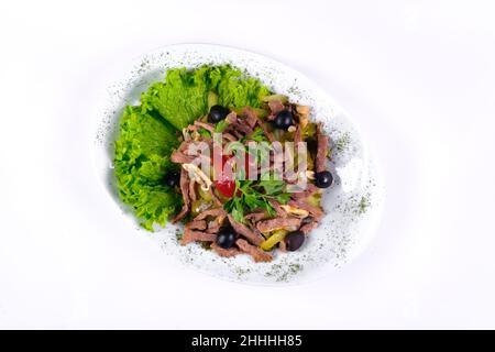 Fleischsalat in Scheiben mit eingelegten Gurken und Ketchup auf isoliertem Hintergrund. Stockfoto