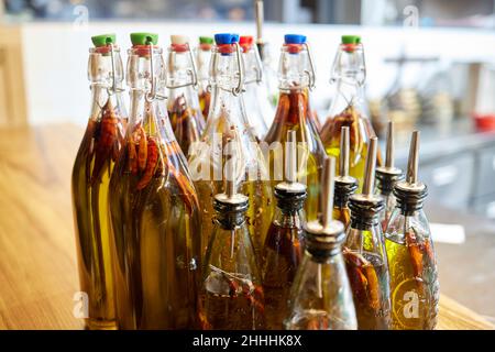 Klassische ukrainische Alkoholtinktur mit scharfem Chilli. Starker Alkohol. Alkohol-basierte natürliche Heilmittel für die Stimulierung des Wachstums Konzept Stockfoto