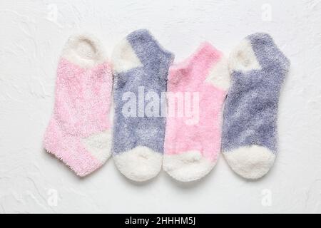 Warme Socken auf hellem Hintergrund Stockfoto