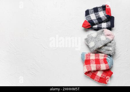 Set von warmen Socken auf hellem Hintergrund Stockfoto