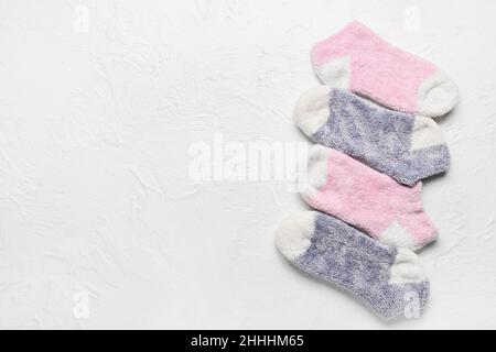 Warme Socken auf hellem Hintergrund Stockfoto