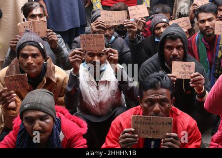 Indische Fischer, die aus Karachi kommen, sitzen auf einem Fahrzeug in der Nähe des Edhi-Zentrums und halten Namenskarten für die eingetroffenen Wagha-Grenzen, um nach indien einzureisen, nachdem sie freigelassen wurden, als sie in pakistanischen Hoheitsgewässern in Lahore zum Angeln inhaftiert waren. Pakistan hat am Sonntag 20 indische Fischer entlassen, die inhaftiert wurden, weil sie unrechtmäßig in ihre Hoheitsgewässer eindonnert hatten, teilte das Innenministerium mit. Die Fischer wurden aus einem Gefängnis in der Hafenstadt Karachi entlassen und in die nordöstliche Stadt Lahore transportiert, wo sie am Montag an der Grenze zu Wagha an indische Behörden übergeben werden, teilte das Ministerium mit Stockfoto