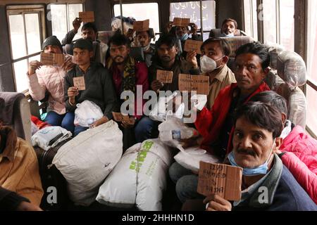 Indische Fischer, die aus Karachi kommen, sitzen auf einem Fahrzeug in der Nähe des Edhi-Zentrums und halten Namenskarten für die eingetroffenen Wagha-Grenzen, um nach indien einzureisen, nachdem sie freigelassen wurden, als sie in pakistanischen Hoheitsgewässern in Lahore zum Angeln inhaftiert waren. Pakistan hat am Sonntag 20 indische Fischer entlassen, die inhaftiert wurden, weil sie unrechtmäßig in ihre Hoheitsgewässer eindonnert hatten, teilte das Innenministerium mit. Die Fischer wurden aus einem Gefängnis in der Hafenstadt Karachi entlassen und in die nordöstliche Stadt Lahore transportiert, wo sie am Montag an der Grenze zu Wagha an indische Behörden übergeben werden, teilte das Ministerium mit Stockfoto