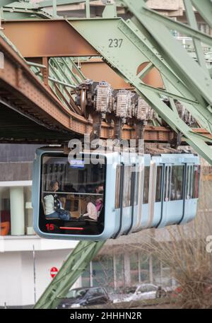 Wuppertal die Schwebebahn – das Wahrzeichen Wuppertals – fährt auf einer 13 km langen Strecke durch die Stadt. Stockfoto