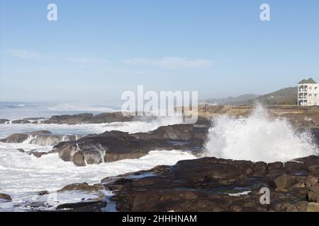 Große Wellen schlagen gegen die felsige Küste bei Yachats, Oregon, USA. Stockfoto