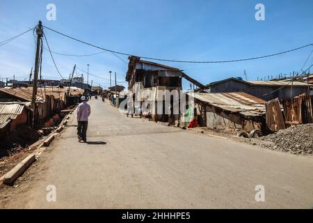 Nairobi, Kenia. 13th Januar 2022. Blick auf die lokalen Wohnstrukturen in den Slums von Kibera, Nairobi.in einem Zuhause, in dem alle Menschen im Allgemeinen freundlich und erfreut sind, Menschen aus anderen Teilen der Welt und anderen Teilen der Welt zu treffen, Das Leben ist ein wenig überraschend, da die Gemeinschaft trotz der hohen Armutsrate und des Mangels an Arbeitsplätzen extrem glücklich ist. Eine Lebensader der Menschen, die in den Slums in den armen Wohnstrukturen leben, hängen stark von einkommensschwachen Arbeitsplätzen ab, um ihren täglichen Bedarf zu decken, und das ist nur möglich, wenn Einheimische aus verschiedenen Teilen der Gemeinde joi Stockfoto