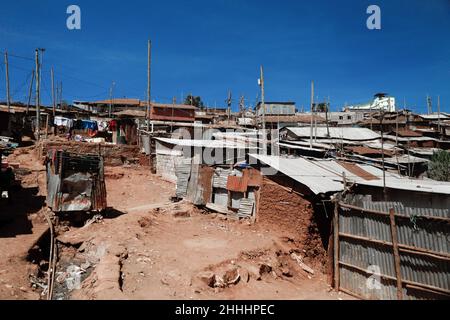 Nairobi, Kenia. 13th Januar 2022. Blick auf die lokalen Wohnstrukturen in den Slums von Kibera, Nairobi.in einem Zuhause, in dem alle Menschen im Allgemeinen freundlich und erfreut sind, Menschen aus anderen Teilen der Welt und anderen Teilen der Welt zu treffen, Das Leben ist ein wenig überraschend, da die Gemeinschaft trotz der hohen Armutsrate und des Mangels an Arbeitsplätzen extrem glücklich ist. Eine Lebensader der Menschen, die in den Slums in den armen Wohnstrukturen leben, hängen stark von einkommensschwachen Arbeitsplätzen ab, um ihren täglichen Bedarf zu decken, und das ist nur möglich, wenn Einheimische aus verschiedenen Teilen der Gemeinde joi Stockfoto