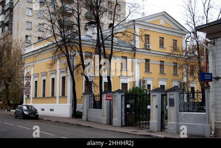 Restauriertes klassisches Stadthaus aus dem 19th. Jahrhundert, in dem sich das russische Forstmuseum befindet, im Jahr 5th in der Monetchikovsky Lane im Bezirk Zamoskvorechye, Moskau, Russland Stockfoto