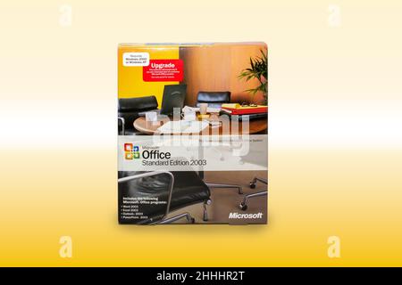 Victorville, CA, USA – 12. Januar 2022: Microsoft Office Standard Edition 2003 Box für Windows-Computer mit CD. Stockfoto