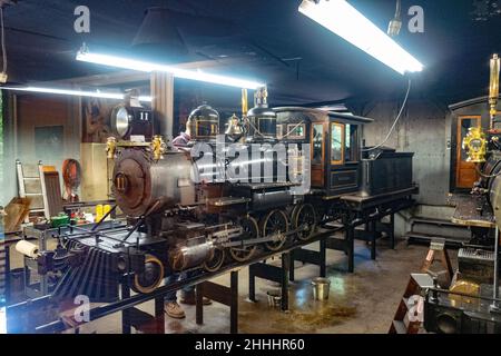 Lok Shed at the Redwood Valley Railroad, a functioning small gauge Steam train in Tilden Regional Park, Orinda, California, 18. Juli 2021. Stockfoto