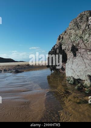 Rockpool am Strand mit pfiffigen Sandstränden auf der Halbinsel Llŷn, Wales Stockfoto