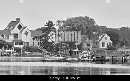 Lewis Bay Inlet in Cape Cod, Massachusetts, USA, mit einem Tugboat an einem grauen Tag. In Der Nähe Des Hyannis Harbour. In schwarz und weiß. Stockfoto