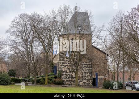 Teile der alten Stadtmauer und Tor stehen in Köln, Deutschland Stockfoto