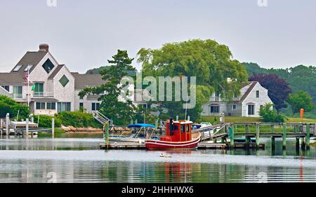 Lewis Bay Inlet in Cape Cod, Massachusetts, USA, mit Red Tugboat an einem grauen Tag. In Der Nähe Des Hyannis Harbour. Stockfoto