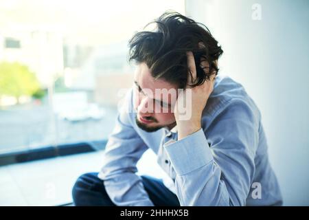 Gefangen gehalten von seinem Bewusstsein. Aufnahme eines jungen Mannes, der an einem Nervenzusammenbruch leidet. Stockfoto