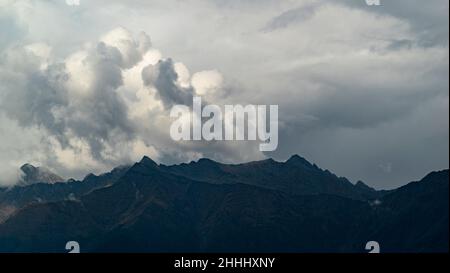 Panorama von Berggipfeln in dicken Wolken. Sotschi, Krasnaja Poljana Stockfoto