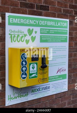 Öffentlicher Defibrillator an einer Wand für den Notfall Stockfoto