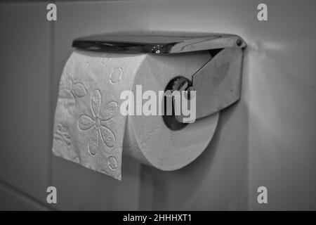 Toilettenpapierhalter mit Toilettenpapier in schwarz-weiß Stockfoto