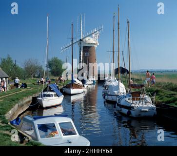 England. Norfolk. Horsey Mill. Die Boote vertäuten auf dem Wasserkanal. Stockfoto