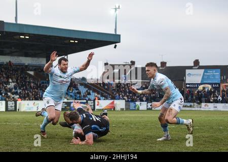 Featherstone, England - 23. Januar 2022 - Brett Ferres von featherstone Rovers taucht während der Rugby League Pre-Season Friendly Featherstone Rovers gegen Wakefield Trinity im Millenium Stadium, Featherstone, UK Dean Williams auf Wakefield Trinity's Matty Ashurst Stockfoto