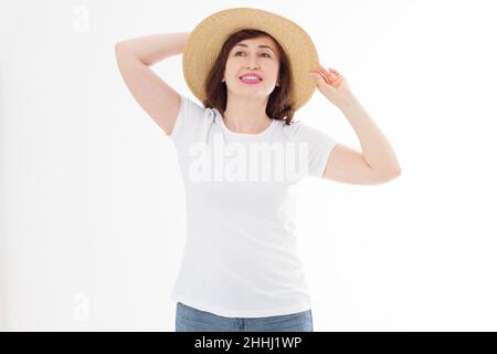 Glücklich schöne Frau mittleren Alters im Sommer Hut isoliert auf weißem Hintergrund. Sommerlicher Schutz der Kopf- und Gesichtshaut. Heiße Jahreszeit und trendiges Wome Stockfoto