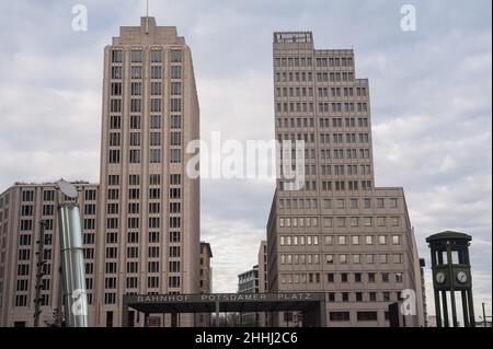 22.01.2022, Berlin, Deutschland, Europa - Blick auf den Potsdamer Platz in den Bezirken Mitte und Tiergarten mit Hochhäusern und U-Bahn-Station. Stockfoto