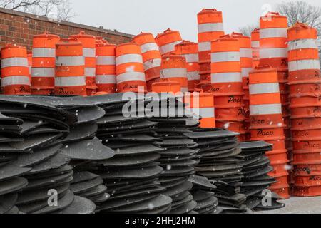 Madison Heights, Michigan - Straßenschilder und orangefarbene Fässer für ein Autobahnbauprojekt, das entlang einer Autobahn in einem Vorort von Detroit gelagert wird. Stockfoto