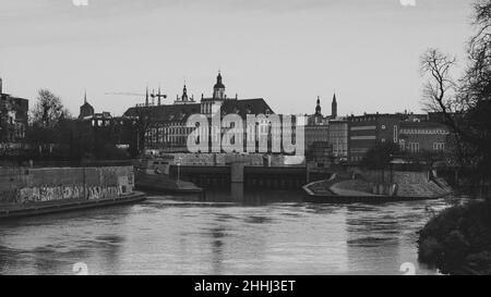 Schwarz-Weiß-Ansicht auf Uniwersytet Wrocławski (Wroclaws Universität) und die Odra Stockfoto