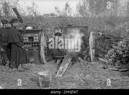 Belgische Feldartillerie, die hier in Aktion bei Diksmuide während der Schlacht am Yser gesehen wird. Ca. Oktober 17th 1914 Stockfoto