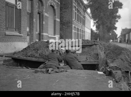 Zwei Soldaten der Marinebrigade, die hier in einem Graben an der Lierre Road mit einem Maschinengewehr gesehen werden, sind Teil der Erdbauverteidigung, die für die Verteidigung von Antwerpen, das nur etwa zwei Meilen entfernt ist, von entscheidender Bedeutung ist. Ca. Oktober 1914. Stockfoto