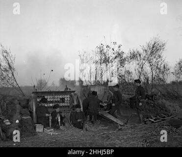 Belgische Feldartillerie, die hier in Aktion bei Diksmuide während der Schlacht am Yser gesehen wird. Ca. Oktober 17th 1914 Stockfoto