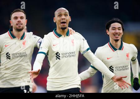 LONDON, Vereinigtes Königreich, 23. JANUAR: Liverpools Fabinofeiern mit Liverpools Jordan Henderson (links) und Liverpools Takumi Minamino (rechts) du Stockfoto