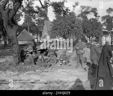 Britische Royal Marines haben hier in ihrem bombensicheren Tierheim in Vieux Wien bei Antwerpen eine Rast und einen Rauch genossen. Circa Oktober 1st 1914. Stockfoto