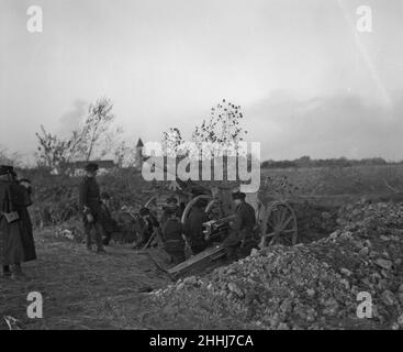 Belgische Feldartillerie, die hier in Aktion bei Diksmuide während der Schlacht am Yser gesehen wird. Ca. Oktober 17th 1914 Stockfoto