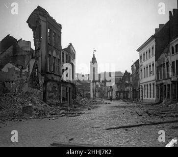 Die belgische Stadt Termonde ist nach ihrer Eroberung nur noch ein Trümmerhaufen, und das Bild zeigt die Verwüstung, die die Deutschen während ihrer Besatzung angerichtet haben. Häuser wurden von den Deutschen als Vergeltung für die Belgier, die ihnen keine Freifahrt gaben, abgefeuert und zerstört. Circa September 8th 1914 Stockfoto