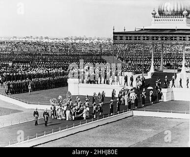 Königlicher Besuch von König George V. und Königin Mary in Indien. Hommage an den König und die Königin während der Delhi Durbar. Januar 1912 Stockfoto