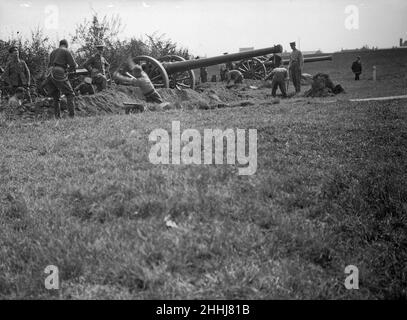 Mitglieder der Royal Horse Artillery haben hier gesehen, wie sie Erdarbeiten um ihre Gewehre in Nordfrankreich bauten. Ca. Oktober 1914 Stockfoto