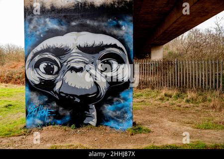 Street Art, ET von „Dogz“ auf der Unterführung der Brücke A30 in Hayle, Cornwall, Großbritannien Stockfoto