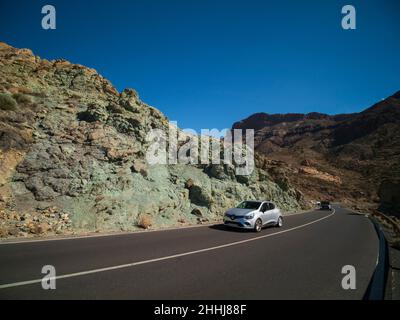 Felsen der hydrothermalen Alteration auf der TF-21 Straße in Richtung Teide und Canadas del Teide Parador. Stockfoto