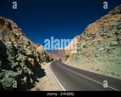 Felsen der hydrothermalen Alteration auf der TF-21 Straße in Richtung Teide und Canadas del Teide Parador. Stockfoto