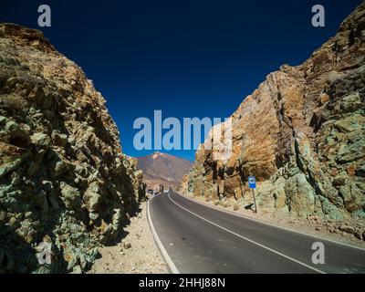 Felsen der hydrothermalen Alteration auf der TF-21 Straße in Richtung Teide und Canadas del Teide Parador. Stockfoto