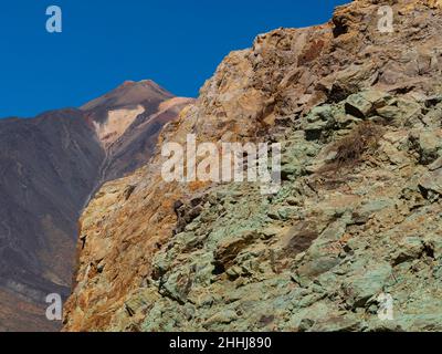 Felsen der hydrothermalen Alteration auf der TF-21 Straße in Richtung Teide und Canadas del Teide Parador. Stockfoto