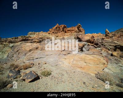 Felsen der hydrothermalen Alteration auf der TF-21 Straße in Richtung Teide und Canadas del Teide Parador. Stockfoto