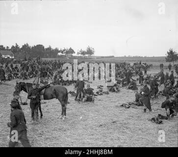 Belgische Soldaten sahen hier, wie sie sich nach dem Sturz von Louvain um den 19th. August 1914 auf einem Feld in der Nähe von Wiesl ruhten Stockfoto