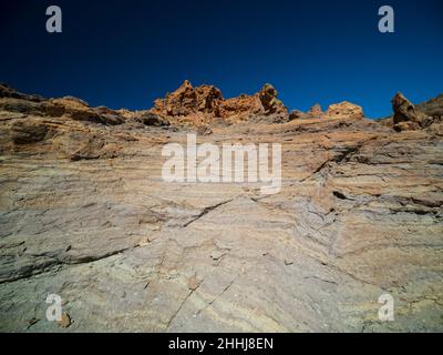 Felsen der hydrothermalen Alteration auf der TF-21 Straße in Richtung Teide und Canadas del Teide Parador. Stockfoto