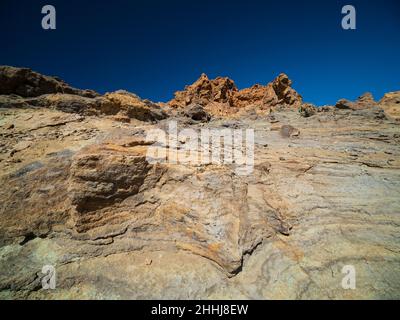 Felsen der hydrothermalen Alteration auf der TF-21 Straße in Richtung Teide und Canadas del Teide Parador. Stockfoto