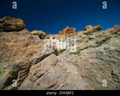 Felsen der hydrothermalen Alteration auf der TF-21 Straße in Richtung Teide und Canadas del Teide Parador. Stockfoto