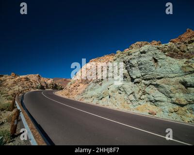 Felsen der hydrothermalen Alteration auf der TF-21 Straße in Richtung Teide und Canadas del Teide Parador. Stockfoto