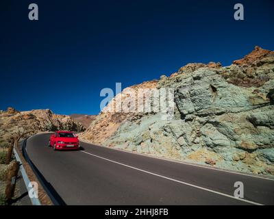 Felsen der hydrothermalen Alteration auf der TF-21 Straße in Richtung Teide und Canadas del Teide Parador. Stockfoto