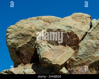 Felsen der hydrothermalen Alteration auf der TF-21 Straße in Richtung Teide und Canadas del Teide Parador. Stockfoto